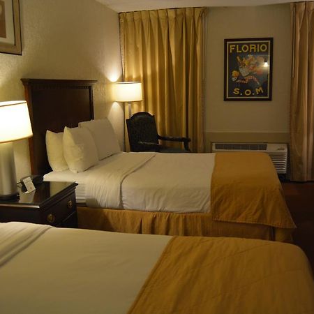 Ramada By Wyndham Wichita Airport Hotel Kültér fotó