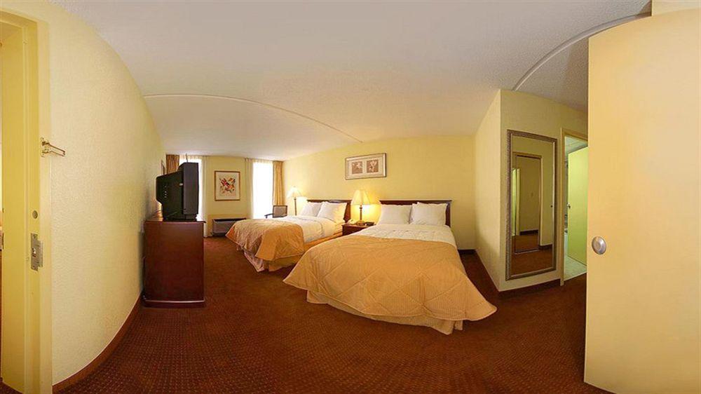 Ramada By Wyndham Wichita Airport Hotel Kültér fotó