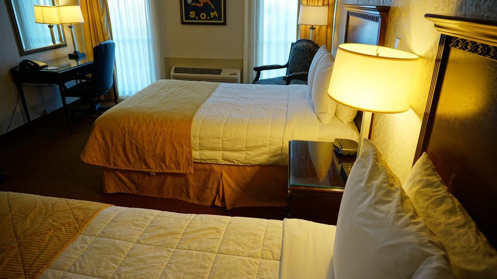 Ramada By Wyndham Wichita Airport Hotel Kültér fotó