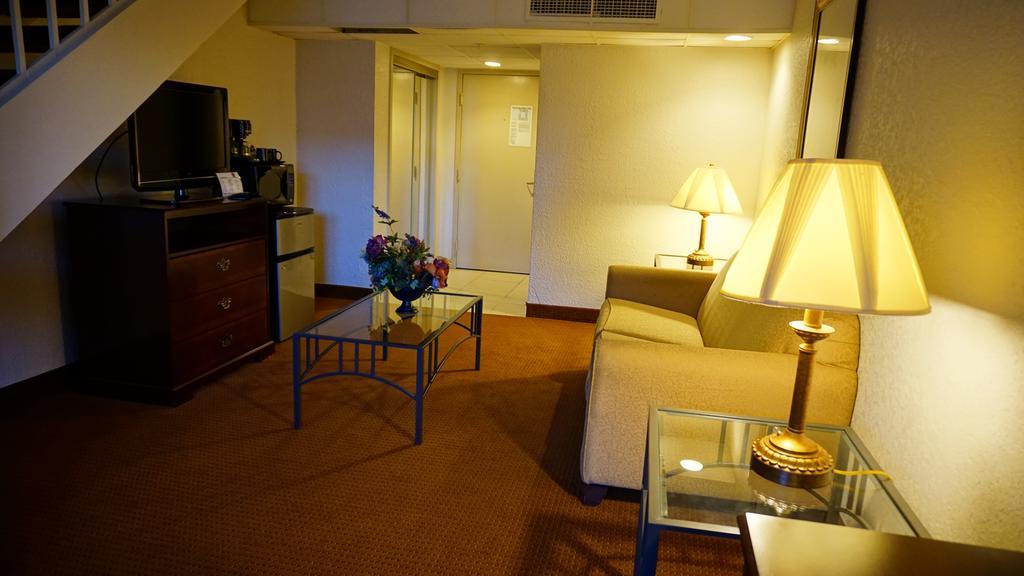 Ramada By Wyndham Wichita Airport Hotel Kültér fotó