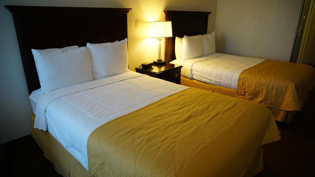 Ramada By Wyndham Wichita Airport Hotel Kültér fotó