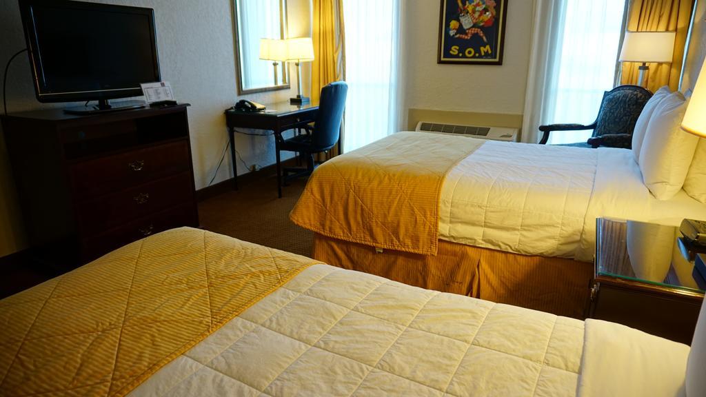 Ramada By Wyndham Wichita Airport Hotel Kültér fotó