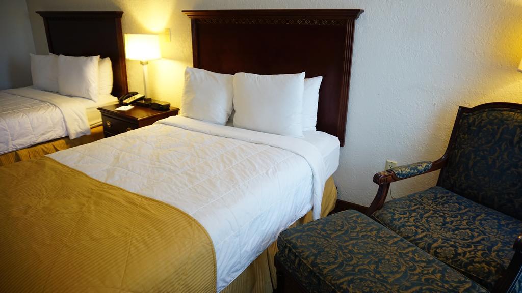 Ramada By Wyndham Wichita Airport Hotel Kültér fotó