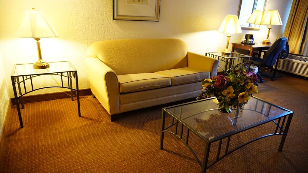 Ramada By Wyndham Wichita Airport Hotel Kültér fotó