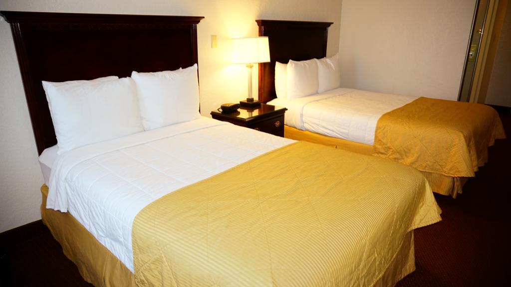 Ramada By Wyndham Wichita Airport Hotel Szoba fotó