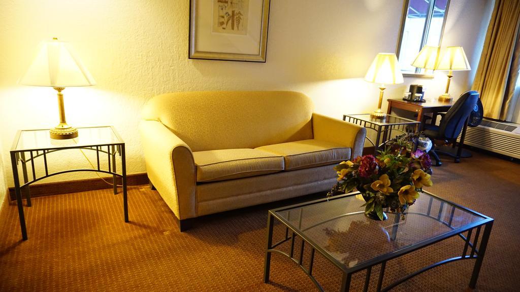 Ramada By Wyndham Wichita Airport Hotel Kültér fotó