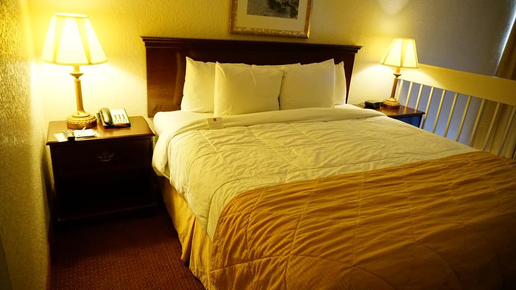 Ramada By Wyndham Wichita Airport Hotel Kültér fotó