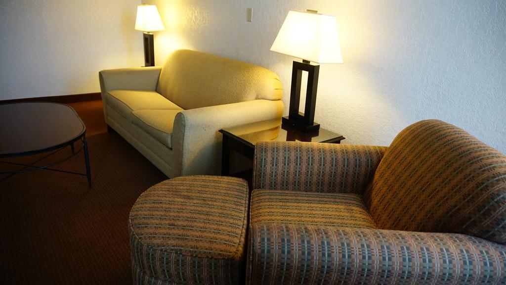 Ramada By Wyndham Wichita Airport Hotel Szoba fotó