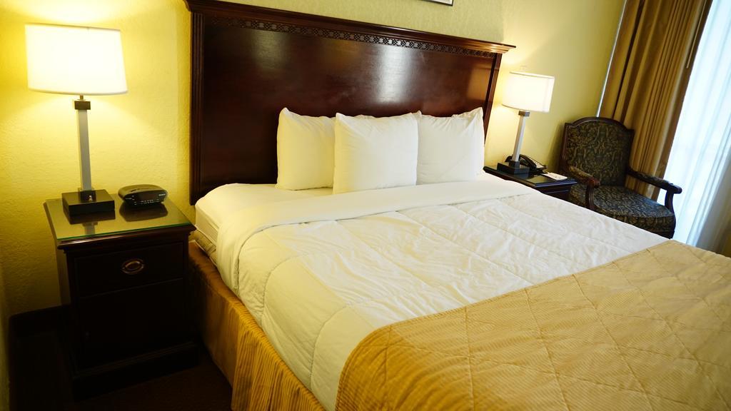 Ramada By Wyndham Wichita Airport Hotel Szoba fotó