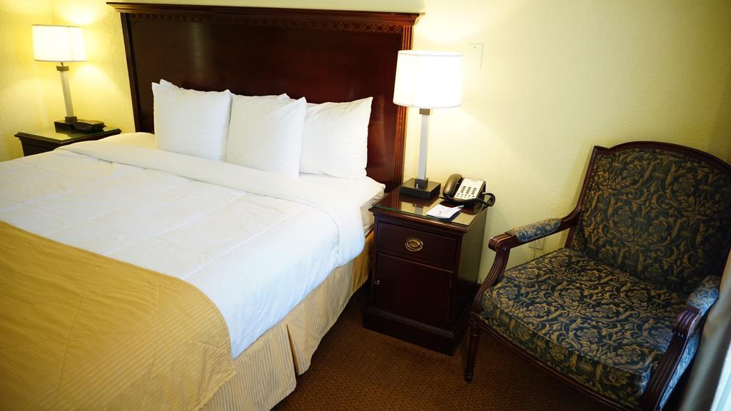 Ramada By Wyndham Wichita Airport Hotel Szoba fotó