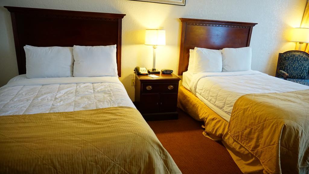 Ramada By Wyndham Wichita Airport Hotel Szoba fotó