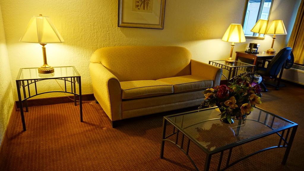 Ramada By Wyndham Wichita Airport Hotel Kültér fotó