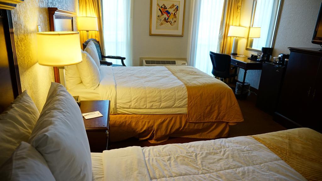 Ramada By Wyndham Wichita Airport Hotel Kültér fotó