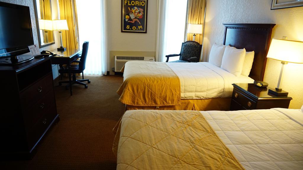 Ramada By Wyndham Wichita Airport Hotel Kültér fotó