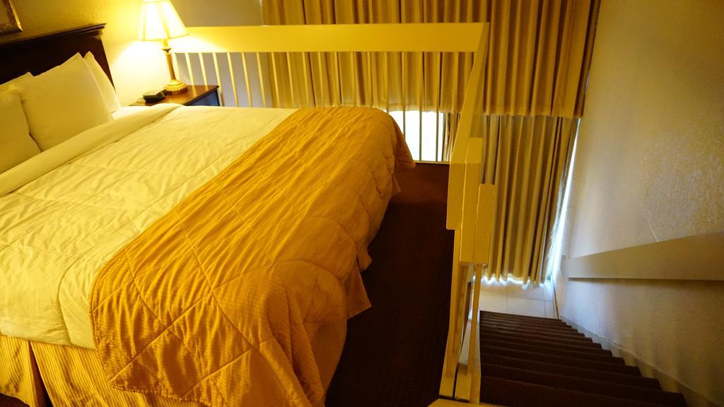 Ramada By Wyndham Wichita Airport Hotel Kültér fotó