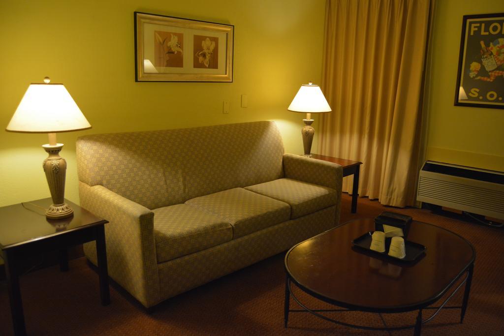 Ramada By Wyndham Wichita Airport Hotel Kültér fotó