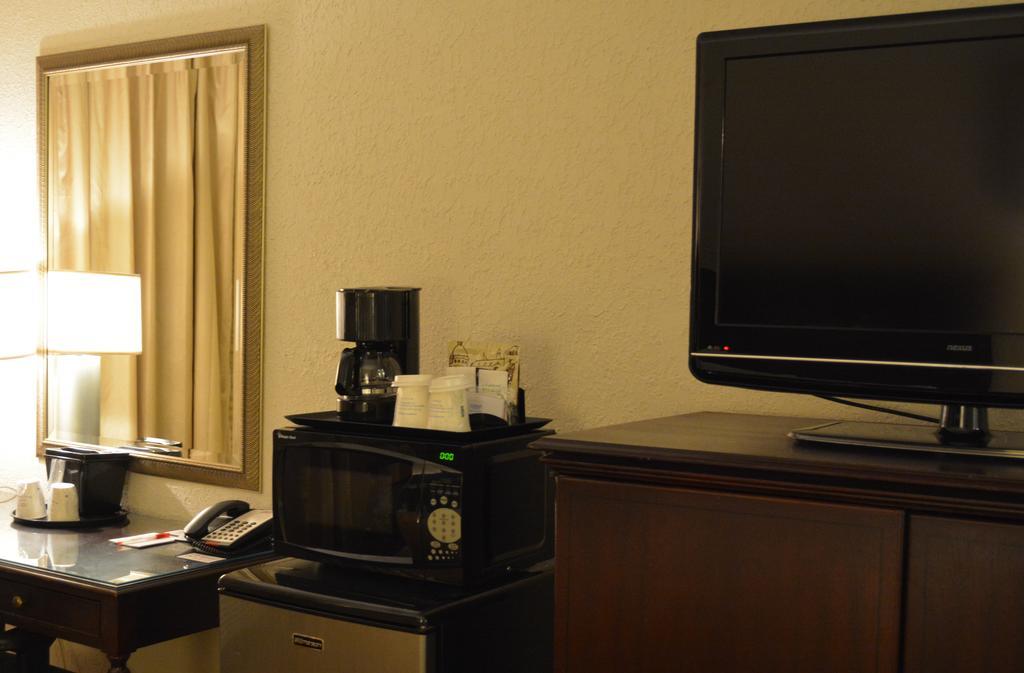 Ramada By Wyndham Wichita Airport Hotel Kültér fotó