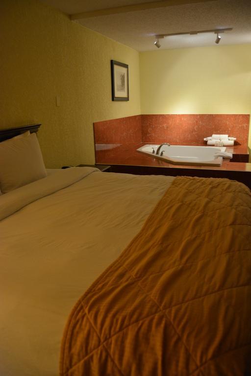 Ramada By Wyndham Wichita Airport Hotel Kültér fotó