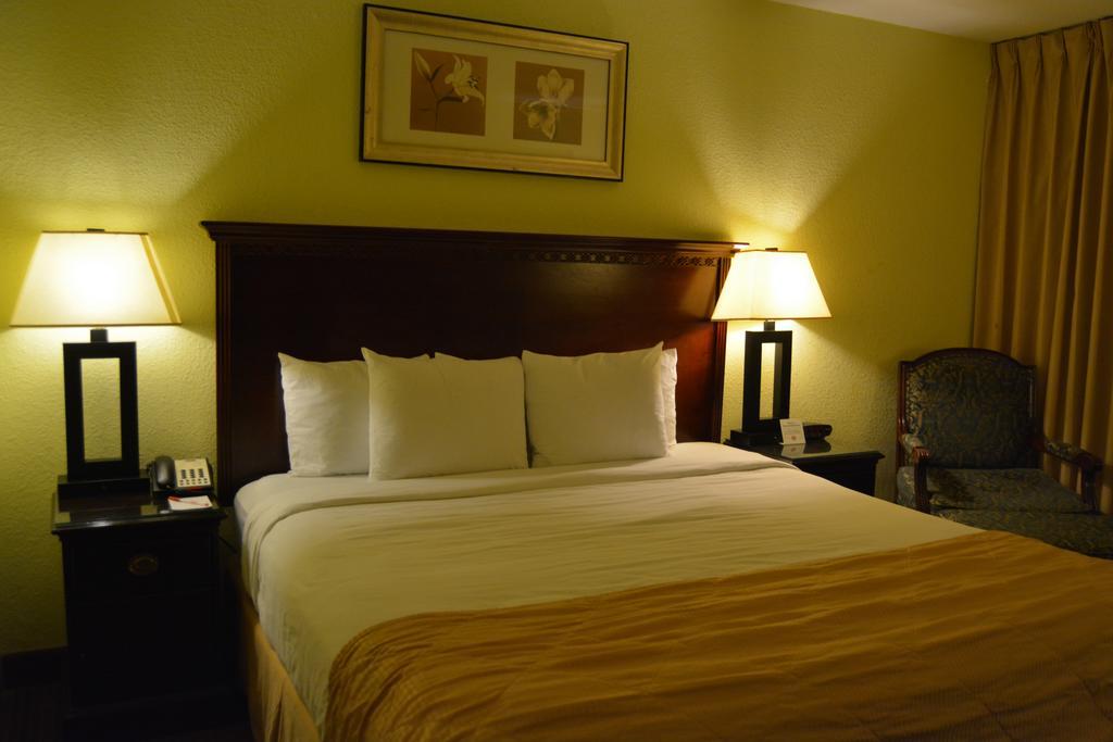 Ramada By Wyndham Wichita Airport Hotel Kültér fotó