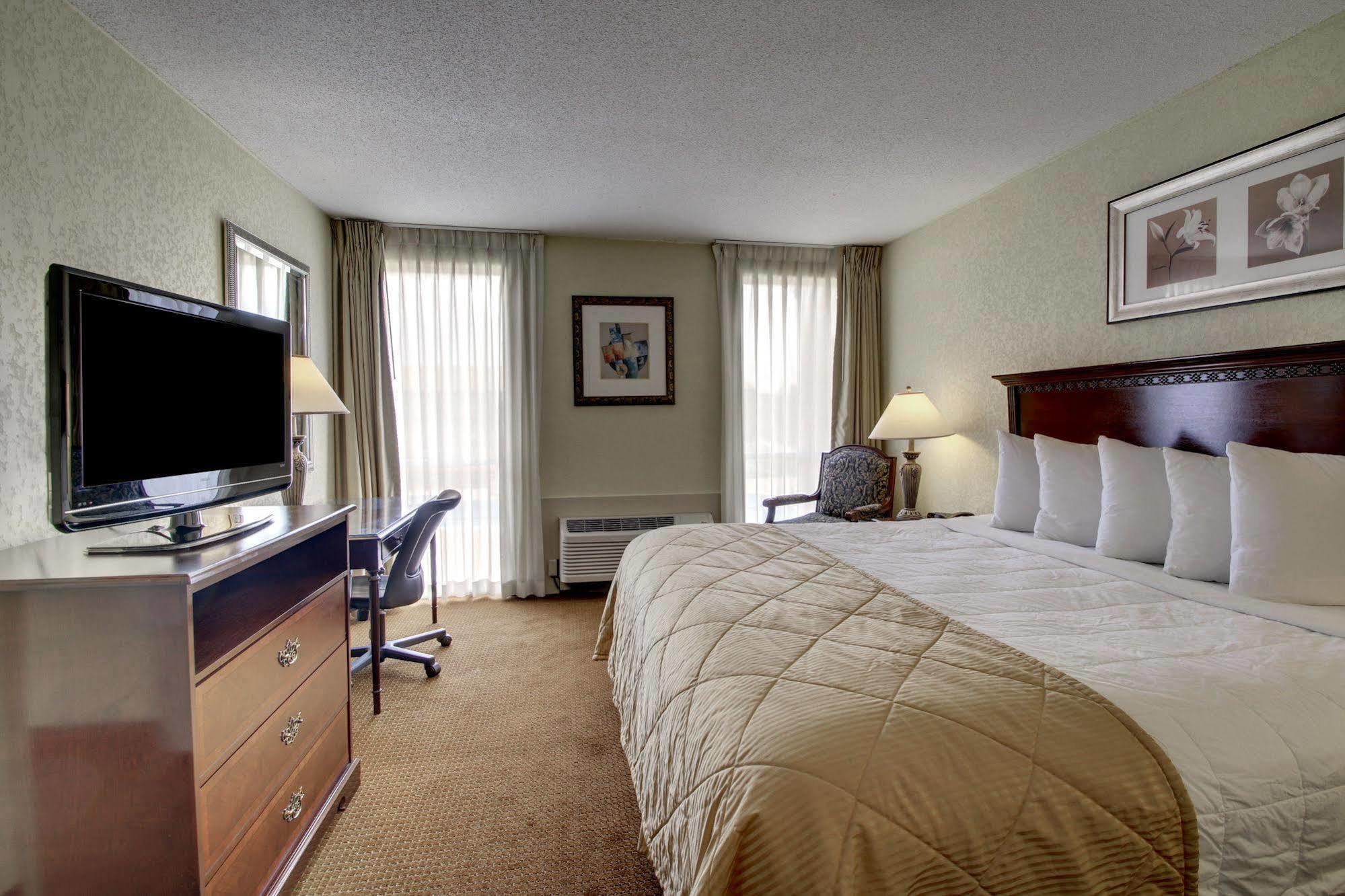 Ramada By Wyndham Wichita Airport Hotel Kültér fotó