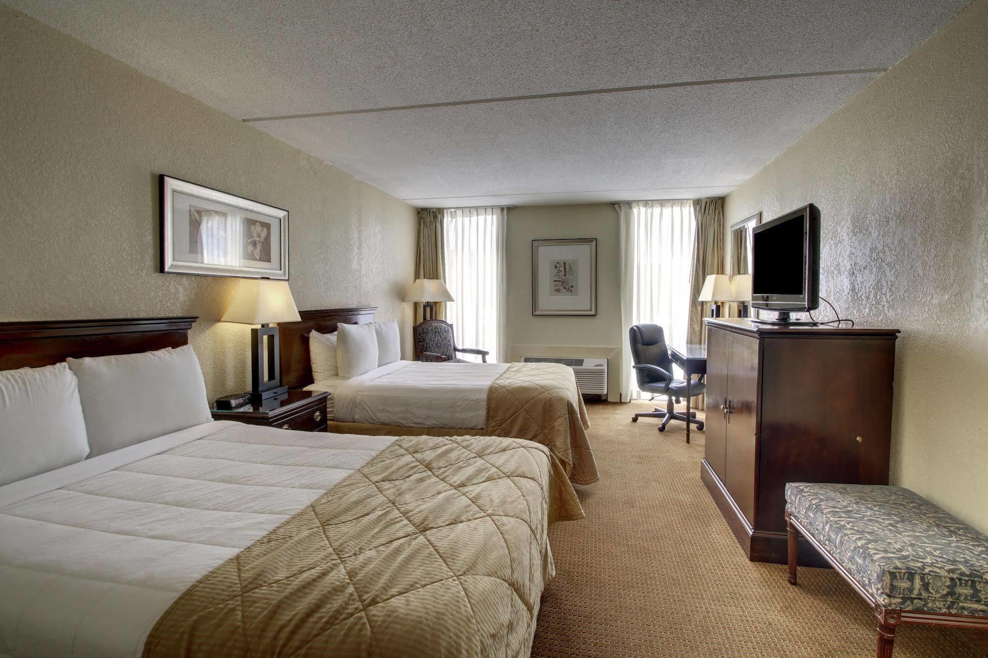 Ramada By Wyndham Wichita Airport Hotel Kültér fotó