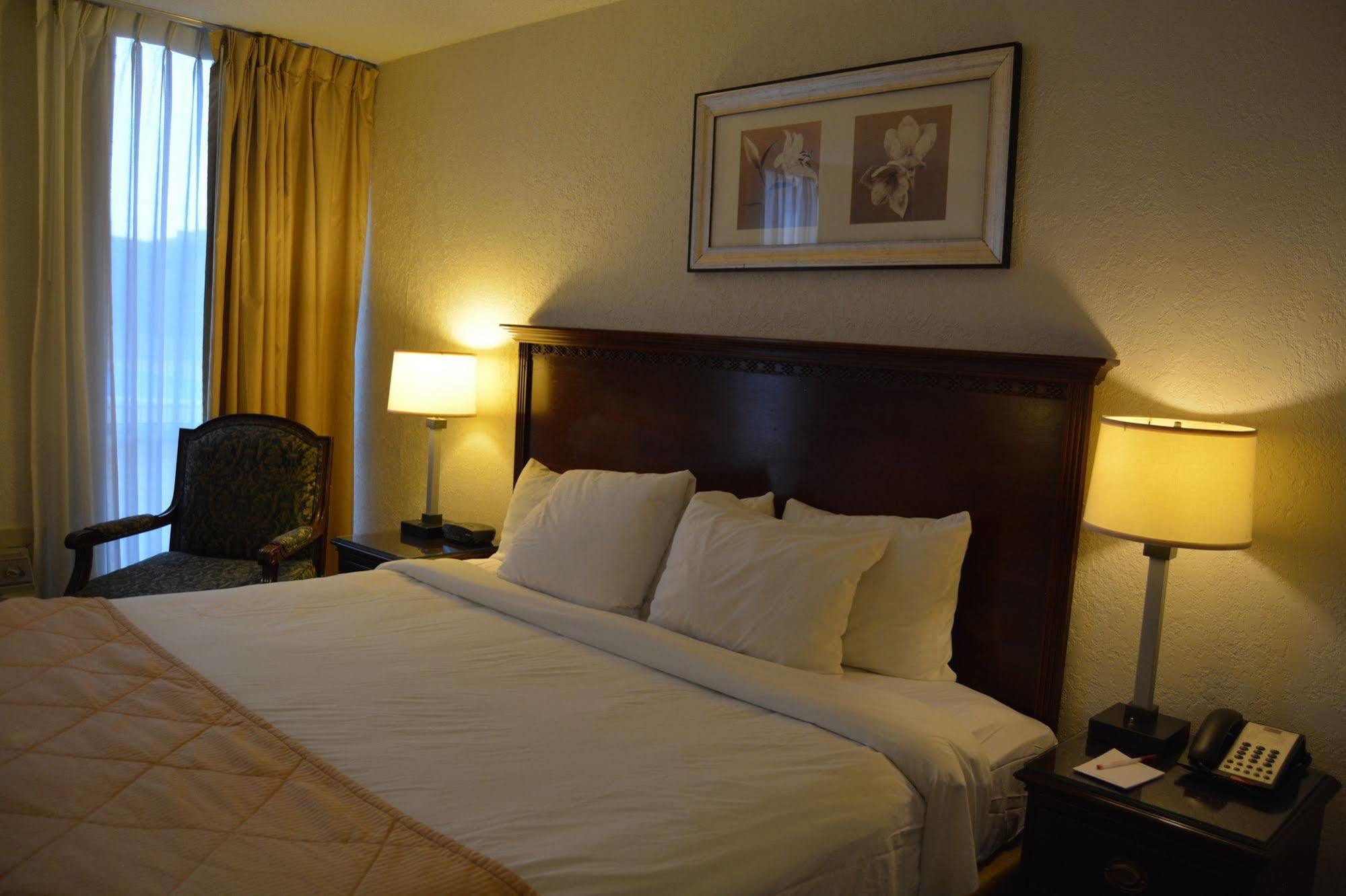 Ramada By Wyndham Wichita Airport Hotel Kültér fotó
