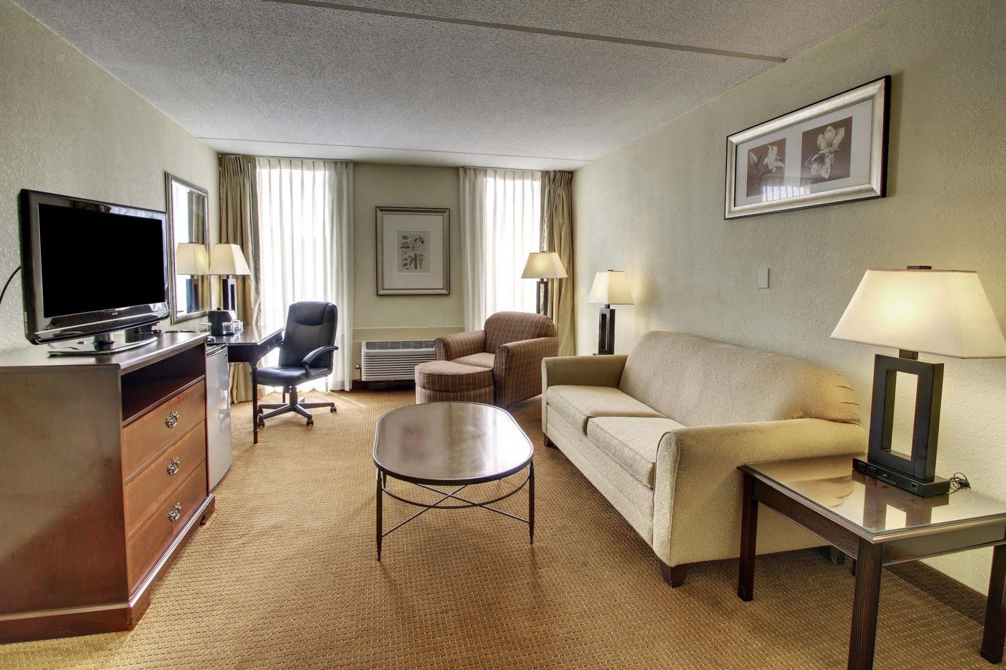 Ramada By Wyndham Wichita Airport Hotel Kültér fotó