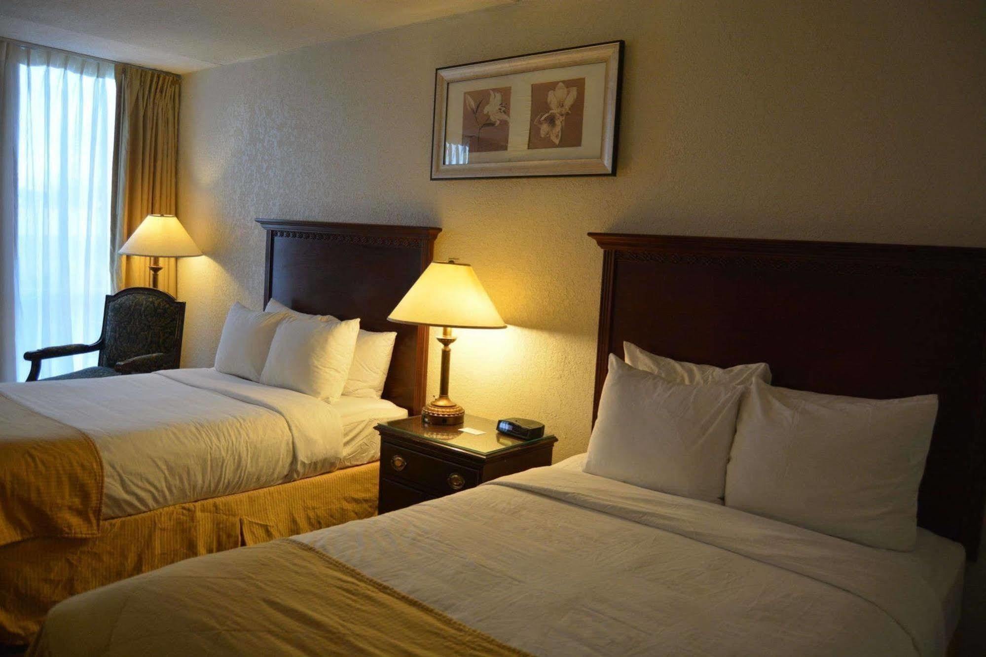 Ramada By Wyndham Wichita Airport Hotel Kültér fotó