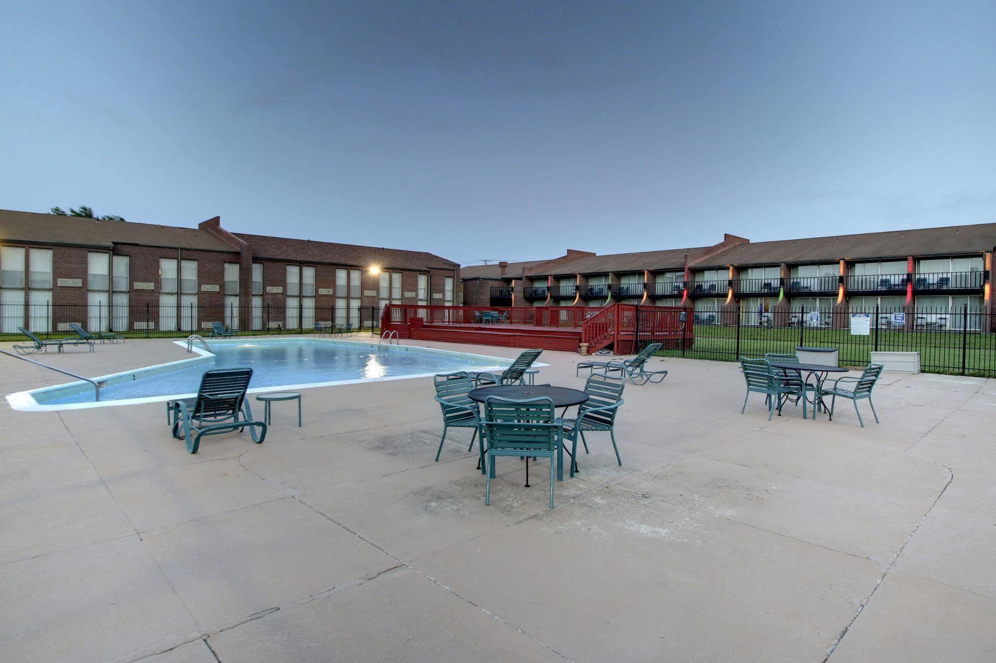 Ramada By Wyndham Wichita Airport Hotel Kültér fotó