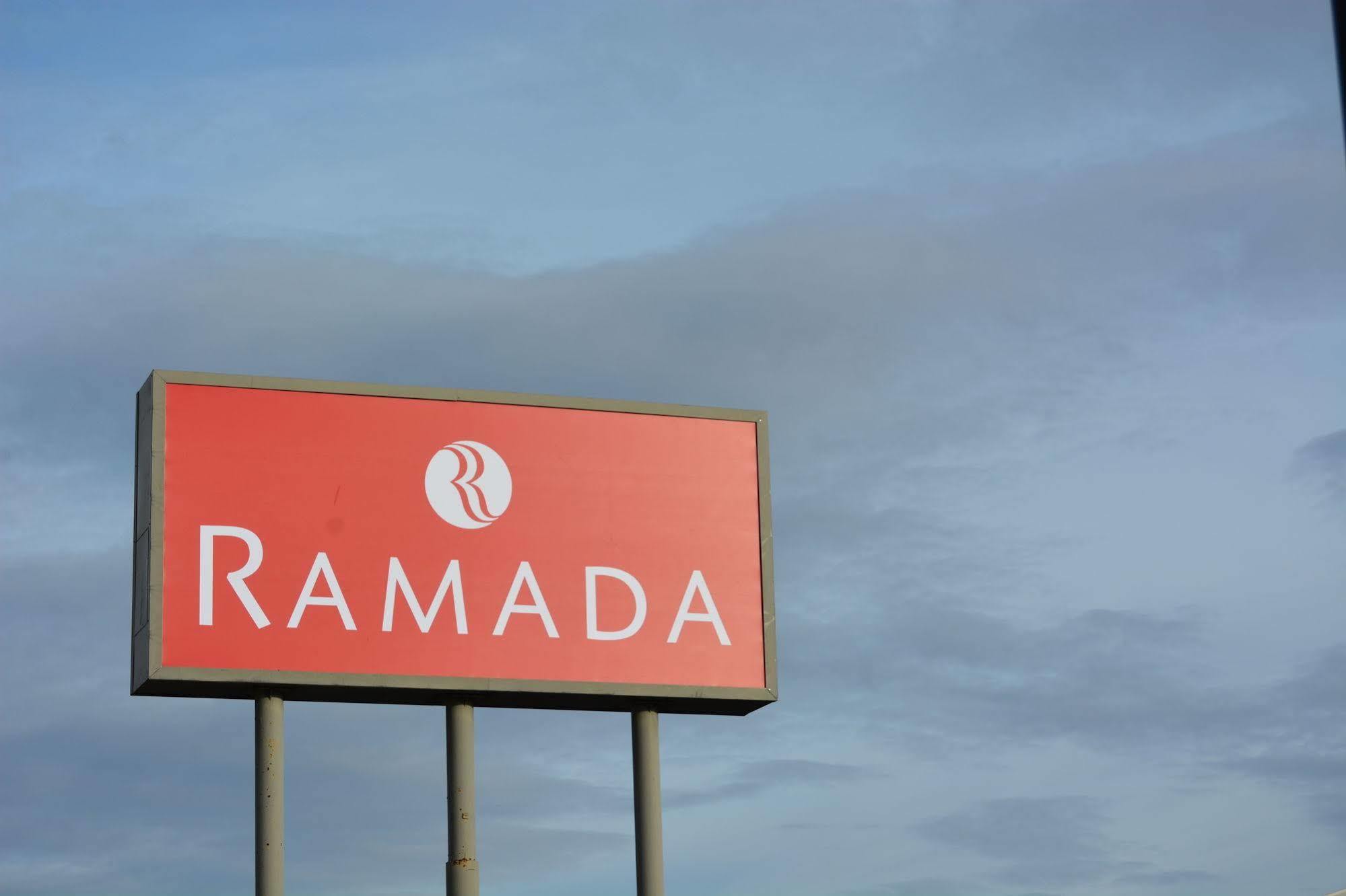Ramada By Wyndham Wichita Airport Hotel Kültér fotó